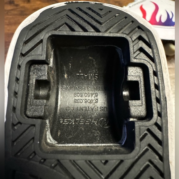 Heelys Pro 20 Skate Shoes Youth 1Y Unisex Multicolor Flames Like New - Picture 10 of 11